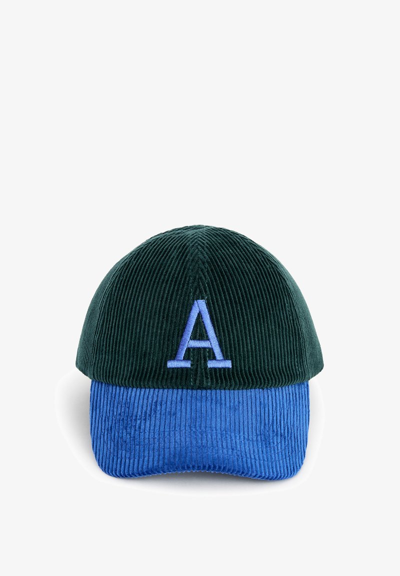 Casquette de baseball en velours côtelé avec couronne vert foncé et visière bleue, ornée d'une grande lettre A bleue brodée sur le devant.