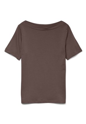 Bruine T-shirt met korte mouwen en een brede ronde hals, plat gelegd op een witte achtergrond.