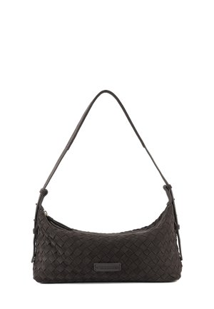 Sac bandoulière en cuir tressé marron foncé avec une sangle unique et une forme rectangulaire, doté d’un discret patch logo cousu sur le devant.