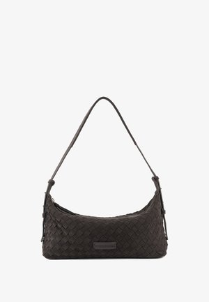 Sac bandoulière en cuir tressé marron foncé avec une sangle unique et une forme rectangulaire, doté d’un discret patch logo cousu sur le devant.