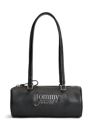 Sac à main cylindrique noir avec longues anses et logo argenté "tommy jeans" sur le devant, avec fermeture éclair sur le dessus.