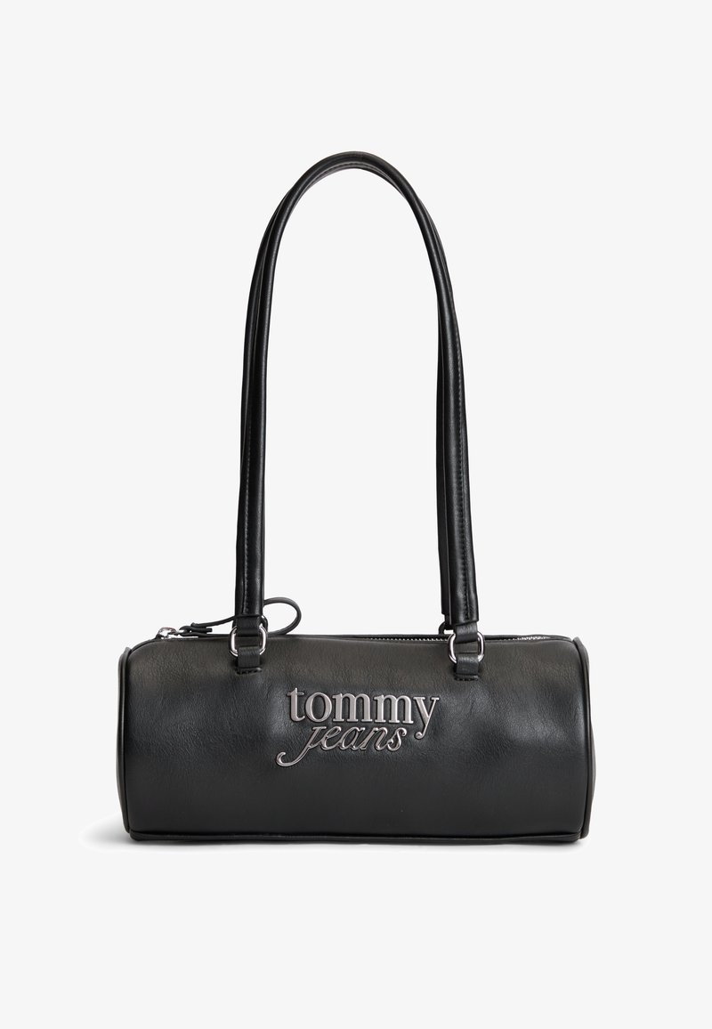Sac à main cylindrique noir avec longues anses et logo argenté "tommy jeans" sur le devant, avec fermeture éclair sur le dessus.