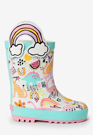 Botte de pluie colorée pour enfants avec une base blanche ornée de motifs vibrants, une semelle turquoise, et un design arc-en-ciel et nuages en haut.