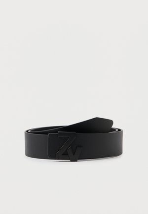 Ceinture en cuir noir avec une texture lisse et plate, ornée d'une boucle en métal noir proéminente affichant un logo "ZV" stylisé.
