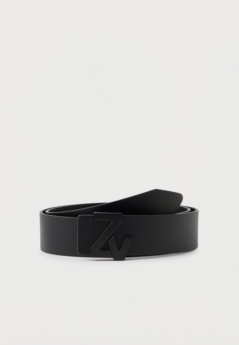 Ceinture en cuir noir avec une texture lisse et plate, ornée d'une boucle en métal noir proéminente affichant un logo "ZV" stylisé.