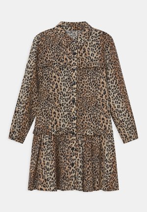Vestido de manga larga con estampado de leopardo, cierre de botones, cuello, bolsillos en el pecho y falda con volantes en tonos beige, marrón y negro.