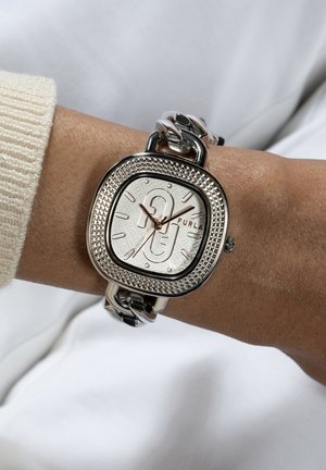 Orologio quadrato argentato con quadrante texturizzato e bracciale a maglie. Presenta un logo sul quadrante e indici delle ore marcati.