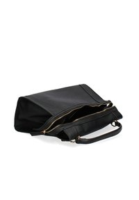 Borsa a mano in pelle nera con superficie testurizzata, aperture con doppia cerniera e manico corto. L'interno è spazioso senza vani visibili.