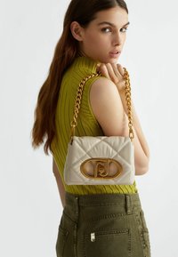 LIU JO - LAPUFFY MATELASSÉ SHOULDER - Geantă de mână - offwhite Imagine miniatură 1