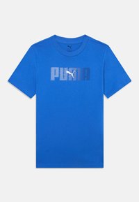 Blå kortärmad t-shirt i ett slätt tyg med en stor, perforerad "PUMA"-logotyp i silver över bröstet.