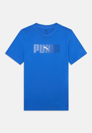 Modra kratka majica s kratkimi rokavi iz gladkega materiala, ki ima velik perforiran logotip "PUMA" v srebrni barvi čez prsa.