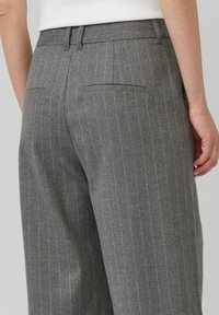 Grau gestreifte Hose mit taillierter Passform, die eine glatte Textur aufweist, zwei Gesäßtaschen hat und Detailnähte entlang des Bundes zeigt.