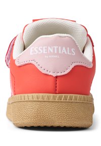 Rote Sneakers mit pinken Akzenten, aus Leder, mit strukturiertem Gummi-Sohle und gepolstertem Kragen. Mit dem Branding "ESSENTIALS by AANKL".