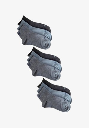 Set aus sechs Baumwollmischsocken in verschiedenen Farben: zwei schwarze, zwei dunkelgraue und zwei hellblaue, mit gerippten Bündchen und einer glatten Textur.