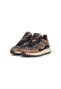 Bruna och svarta leopardmönstrade sneakers i mockamaterial, svarta snören och en texturerad gummisula. Har guldaccenter på sidorna.