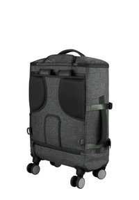 Grau Stoff rollbarer Koffer mit Netzfächern, zwei seitlichen Gurten und vier Rädern. Verfügt über einen oberen Griff und Reißverschlussfächer.