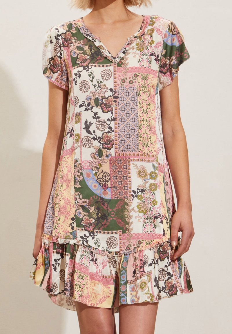 Sukienka z krótkim rękawem, w stylu patchwork, z kwiatowymi i geometrycznymi wzorami w odcieniach różu, zieleni i kremu, z falbaniastym dołem i dekoltem w kształcie litery V.