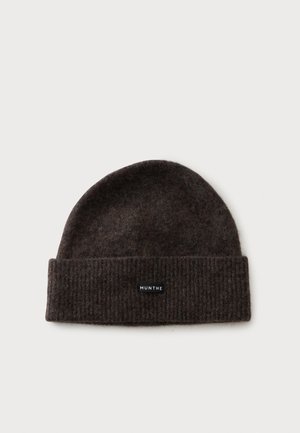 Bonnet tricoté doux marron foncé avec revers plié et petite étiquette noire portant l'inscription MUNTHE sur fond clair uni.