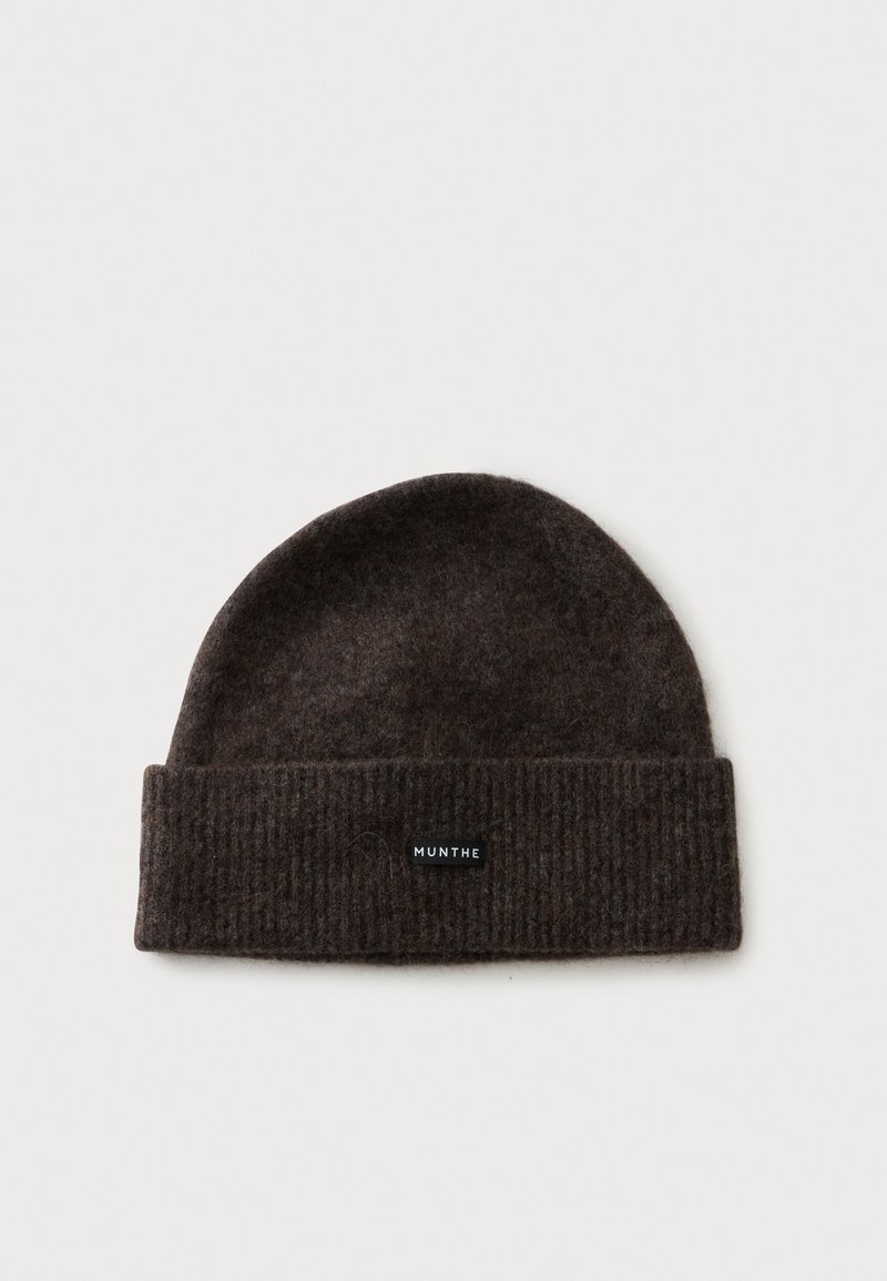 Bonnet tricoté doux marron foncé avec revers plié et petite étiquette noire portant l'inscription MUNTHE sur fond clair uni.