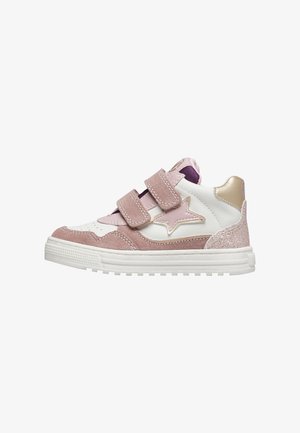 Børnesko i rosa ruskind og hvid læder. Har to velcro-stropper, en stjerne detalje og en glitrende hæl. Gummisål.