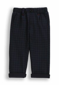 Granatowe spodnie w zieloną kratę, z elastycznym pasem, zapięciem na guzik, dwoma bocznymi kieszeniami i podwiniętymi nogawkami. Gładka faktura materiału.