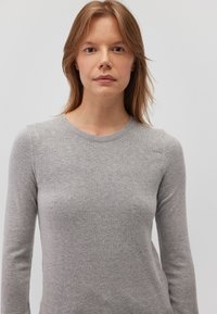 Grauer langärmeliger Pullover mit Rundhalsausschnitt, aus einem weichen Strickmaterial gefertigt, mit glatter Textur und minimalen Details.