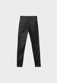 Pantalons en denim noir avec une coupe slim, design à cinq poches et détails de couture subtils sur les poches arrière. Taille plate, texture lisse.