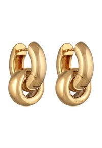 Boucles d'oreilles en métal doré présentant des maillons de chaîne entrelacés avec une finition lisse et polie. Remarquables par leurs formes arrondies et leur texture brillante.