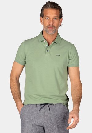 Groene polo met korte mouwen in zachte stof, voorzien van een klassieke kraag, knoopsluiting met gekleurde knopen en een klein logodetail op de borst.
