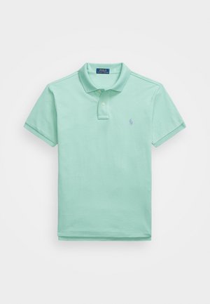 Světle zelené polo tričko vyrobené z bavlny. Má klasický límec, dvoubarevný knoflíkový zapínání a malé vyšívané logo na hrudi.