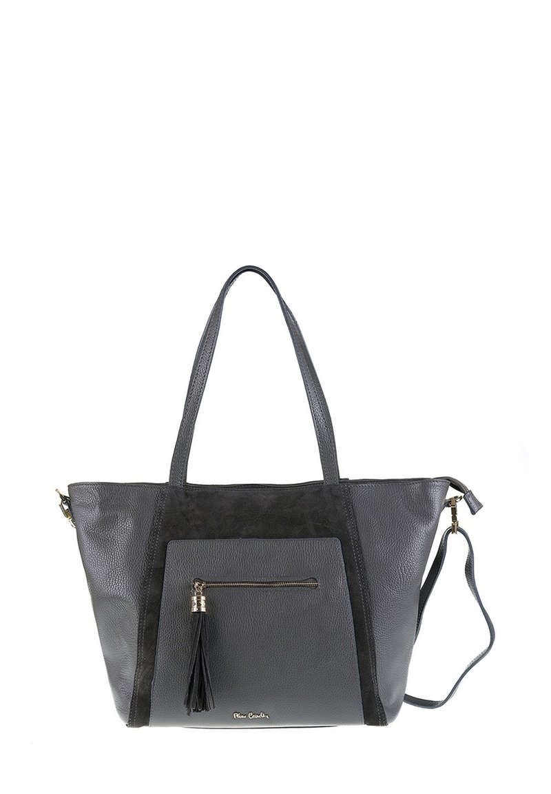 Zwarte leren totebag met dubbele handvatten, een voorzak met rits en kwast, en een afneembare schouderriem.