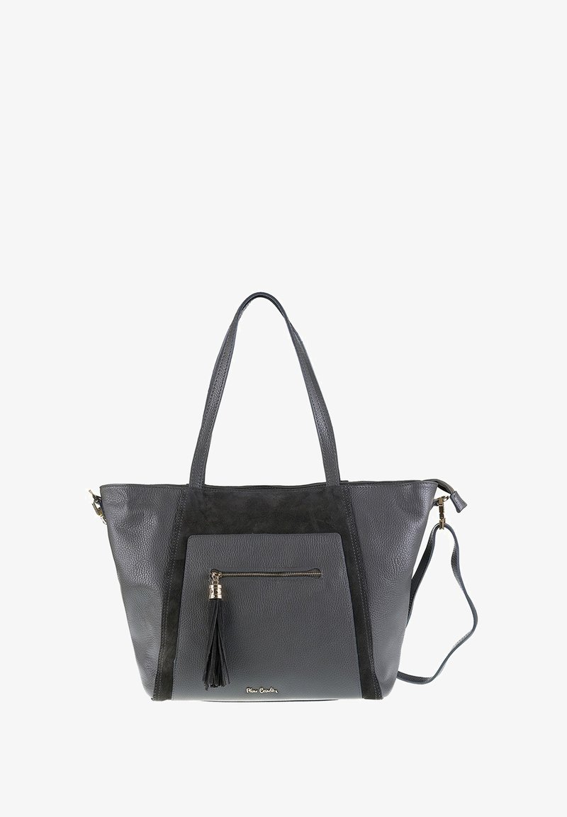 Zwarte leren totebag met dubbele handvatten, een voorzak met rits en kwast, en een afneembare schouderriem.