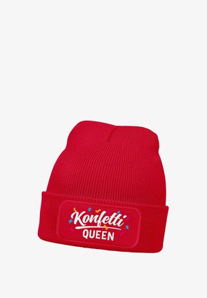 Rote Strickmütze mit umgeschlagenem Bündchen, auf dem der Text "Konfetti QUEEN" sowie bunte Konfetti-Grafiken zu sehen sind.