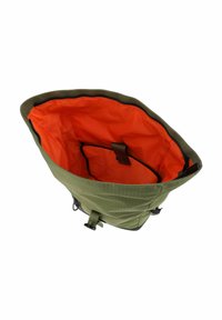 Zaino verde con esterno testurizzato; interno di un vivace colore arancione; include spallacci regolabili e chiusura con zip.