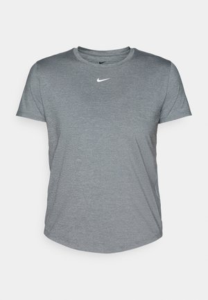 T-shirt Nike gris à manches courtes avec un col rond et un accent logo blanc sur la poitrine. Fabriqué en tissu léger et texturé.