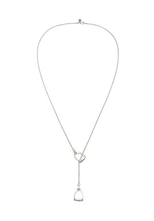 Silberne Halskette mit zwei steigbügelförmigen Anhängern, einer am Kettchen befestigt und einer, der an einer kurzen Verlängerung hängt.
