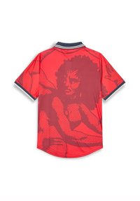 Rotes Kurzarm-Poloshirt mit einem strukturierten Grafikdesign in dunkleren Rottönen, mit einemkragen und kontrastierenden Abschlüssen.