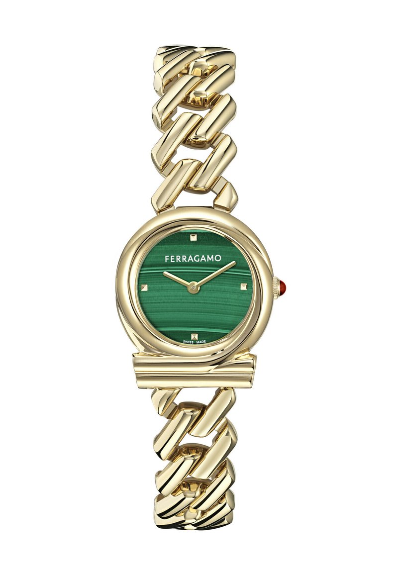 Reloj dorado con una pulsera de cadena gruesa, que presenta una esfera de malaquita verde, marcadores de horas dorados y un acento rojo en la corona.