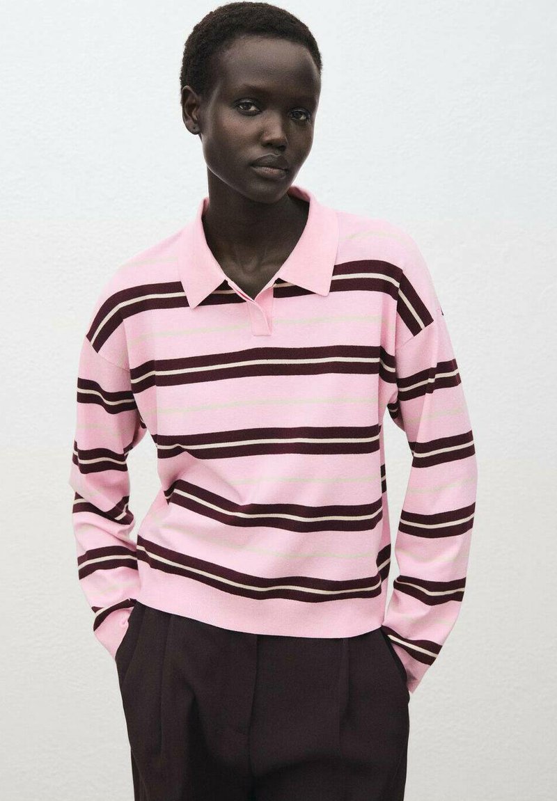 Rosa- und braun gestreifte Langarm-Polohemd mit Kragen, das einen lässigen Schnitt und gerippte Bündchen aufweist. Dunkle Hosen ergänzen das Outfit.