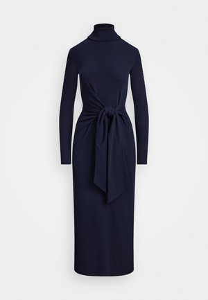 Robe midi à manches longues bleu marine avec col roulé et détail de nœud à la taille, silhouette ajustée.