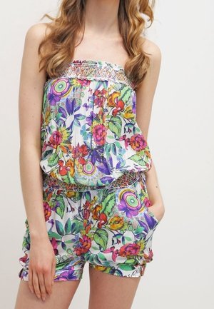 Bloemenjumpsuit met multicolor prints, gerimpeld lijfje en zakken. Materiaal lijkt licht en ademend, geschikt voor warm weer.