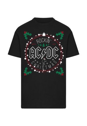 Schwarzes Baumwoll-T-Shirt mit einem runden Grafikdesign, das den Text "AC/DC", Weihnachtslichter, Stechpalmenblätter und einen Bären mit einer Weihnachtsmannmütze zeigt.