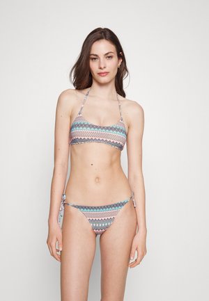 Conjunto de biquíni com um padrão geométrico multicolorido. O material parece suave; o topo possui um design reto, e a parte de baixo apresenta detalhes de amarração nas laterais.