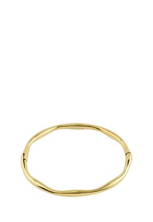 Náramok z kovu v zlatom odtieni s nepravidelným tvarom, hladkým lešteným povrchom a skrytým zapínaním.