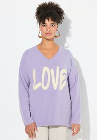 Maglione oversized a V in lavanda chiaro, con grande testo "LOVE" in crema. Tessuto a maglia morbido con polsini e orlo a coste.