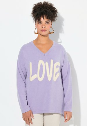 V-Ausschnitt, übergroßer Pullover in hellem Lavendel mit großen cremefarbenen "LOVE"-Text. Weiches Strickmaterial mit gerippten Bündchen und Saum.