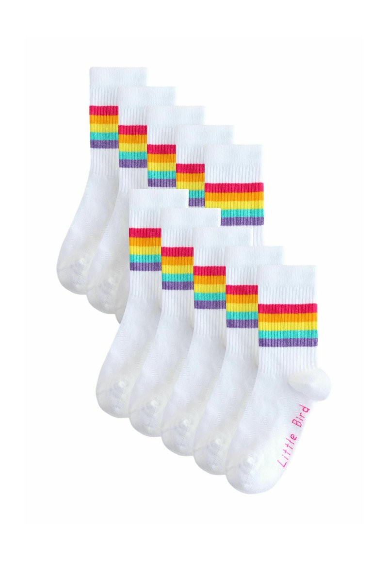 Calcetines de algodón blancos con bandas a rayas multicolores en rojo, amarillo, azul y púrpura. Presentan puños acanalados y el texto "Little Bird" en rosa.