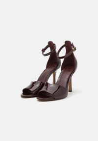 DKNY FLOSSIE ANKLE STRAP - Sandaler med høye hæler - burgundy