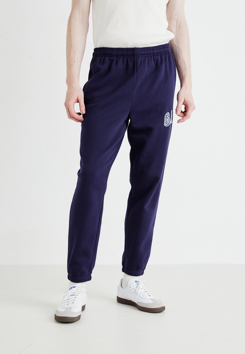GAP TONAL ARCH JOGGER - Treniņtērpa apakšdaļas - navy uniform