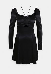 Černé saténové šaty s dlouhými rukávy, čtvercovým dekoltem se shrnujícími detaily a výřezem na hrudi.
